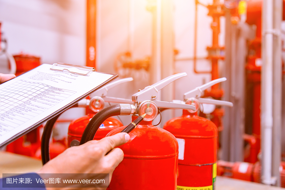 工程師檢查工業消防控制系統,消防報警控制器,火警報警器,防火。系統準備就緒一旦發生火災。